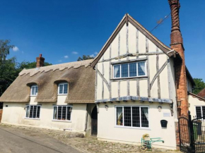 Beautiful thatched 5/6 bedroom Dynes Cottage, Finchingfield